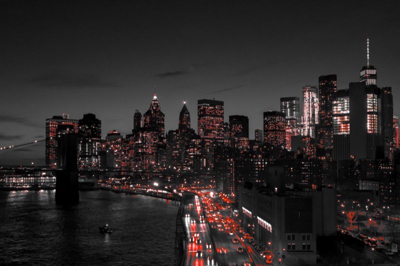 Vista noturna do sul de Manhattan com as luzes da cidade em vermelho
